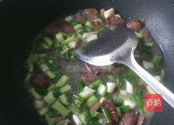 蒜苔炒腊肠的做法图解1