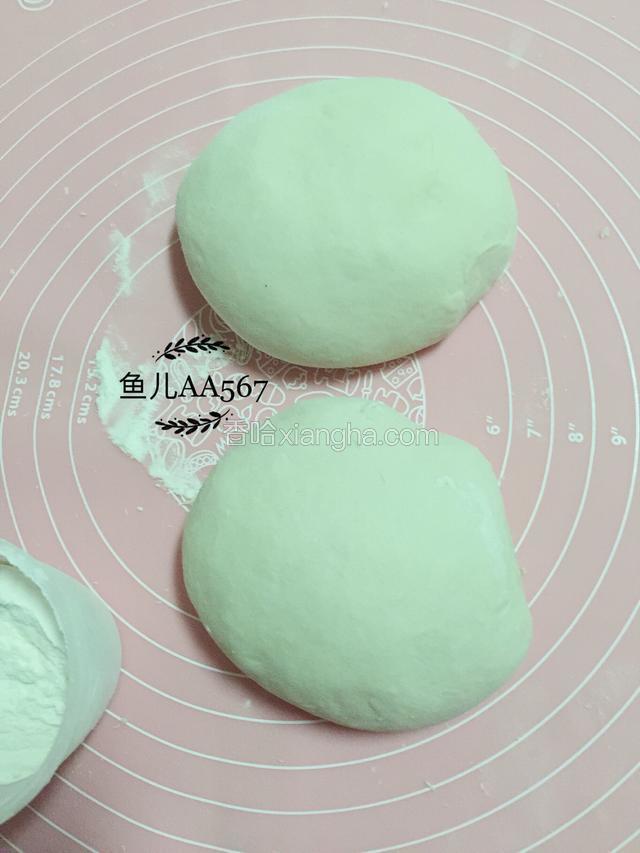 醒面30分钟，分成两个面团揉匀。