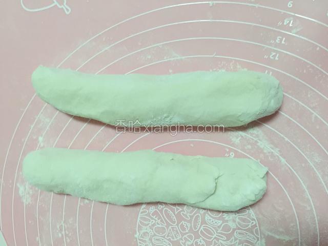取一个面团搓成长条。