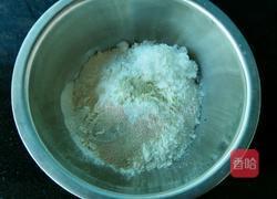 脆底小面包的做法图解1