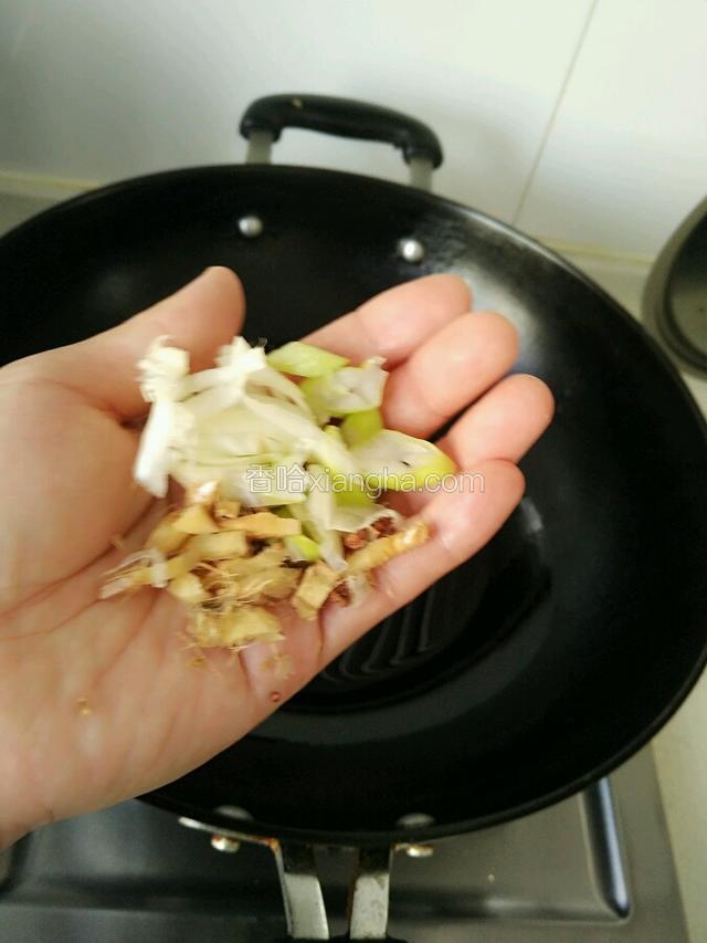 锅中加油加花椒葱花姜沫蒜爆锅炒香