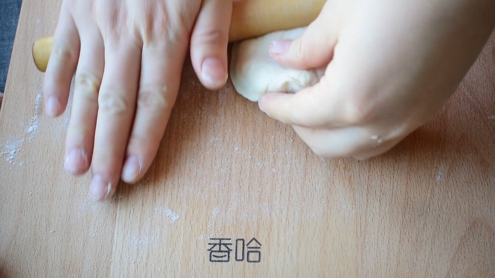再擀成中间厚边缘薄的包子皮