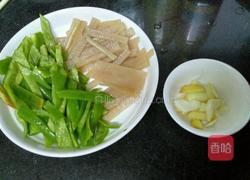 青椒炒肉皮的做法图解2