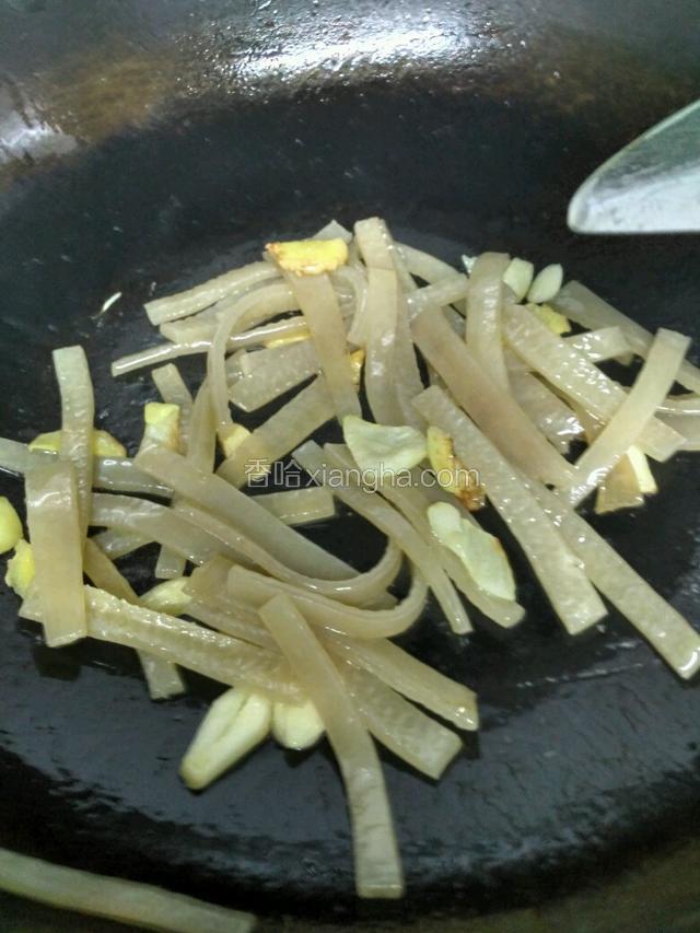 放肉皮丝，中火翻炒。