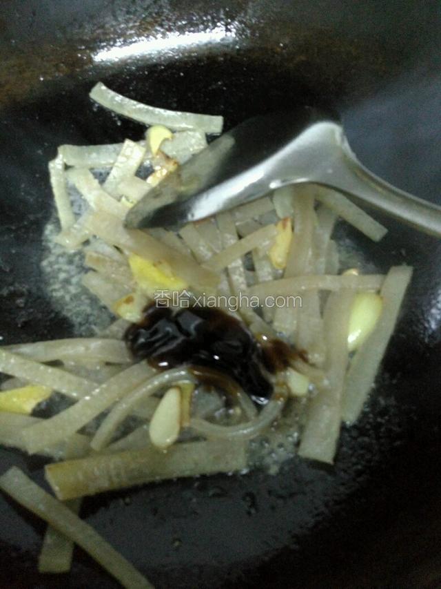 放蚝油，中火炒匀。