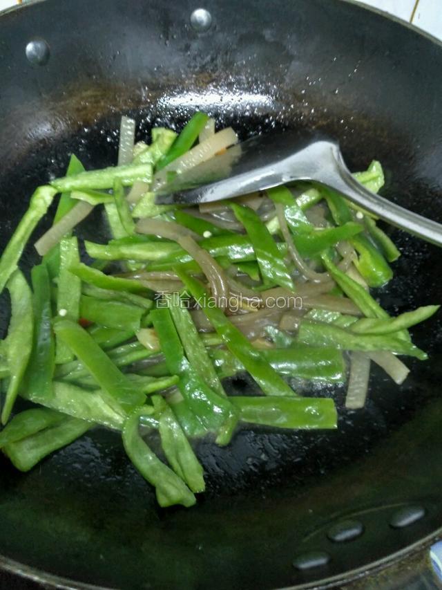 放青椒丝，一起炒匀。