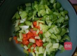 双蔬炒米(芹菜胡萝卜版)的做法图解2