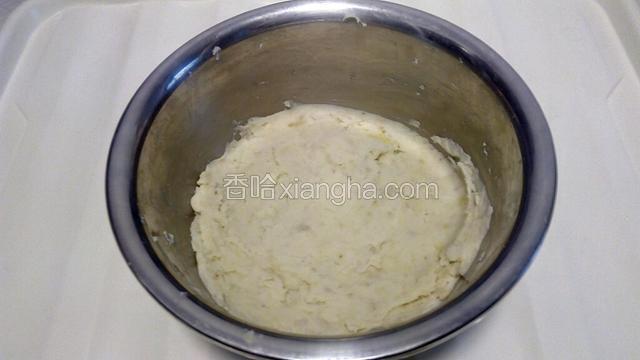 将山药去皮后放于盆内，用勺子压成泥状。