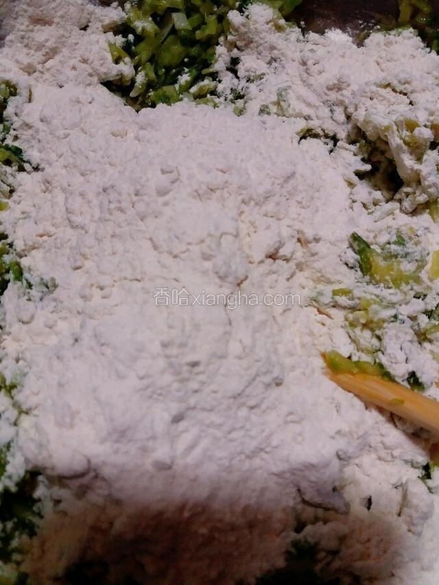 加面粉搅匀