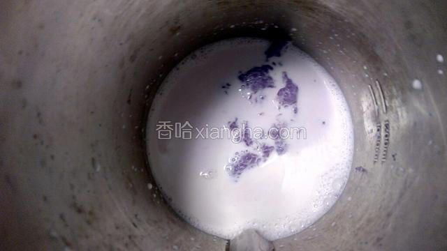 倒入纯牛奶。