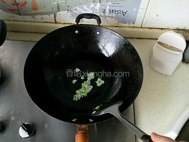 放入葱花爆香。