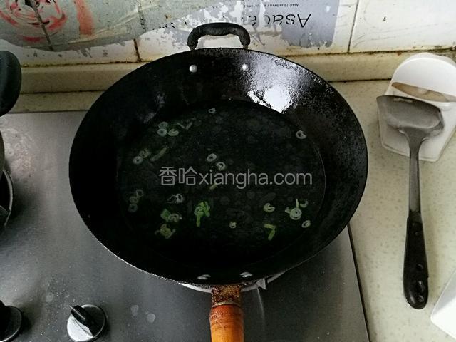 倒入两碗清水，大火烧开。
