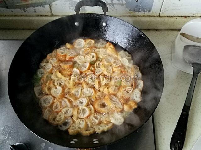 水开后，放入油条。
