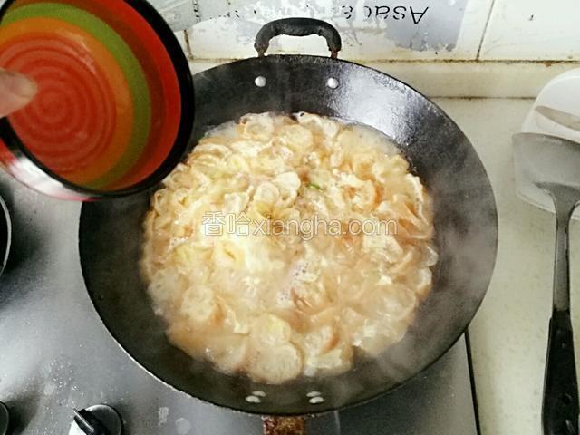 倒入打散的鸡蛋，再次烧开后即可出锅。
