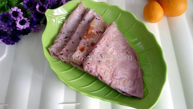 将煎好的煎饼放入盘中，依此方法煎完所有的煎饼。好，大功告成!营养又美味的紫薯牛奶煎饼上桌啦!