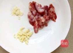 草菇炒腊味的做法图解2