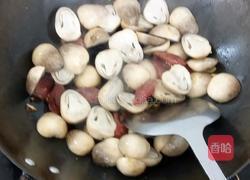 草菇炒腊味的做法图解5