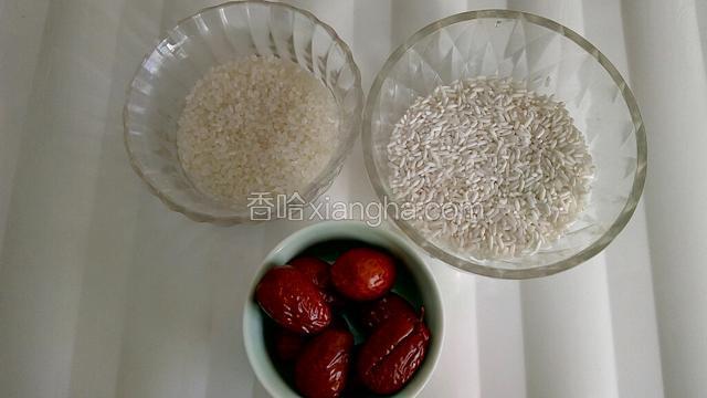 按食谱要求准备好糯米、大米和红枣。