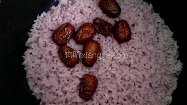 约20分钟后，电饭煲提示，米饭已蒸好。拔掉电源，打开电饭煲盖。