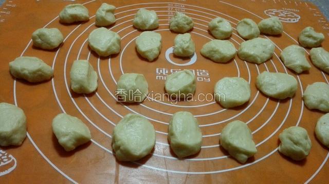 揉均排气拿出搓成长条，分成32个小面团，跟饺子剂子差不多大小，盖保鲜膜松弛十五分钟！