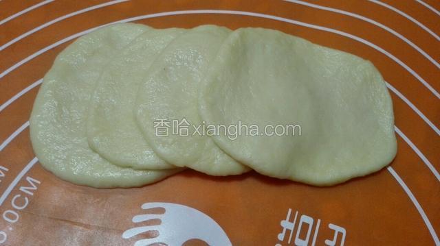 擀成饺子皮大小，四个一组！