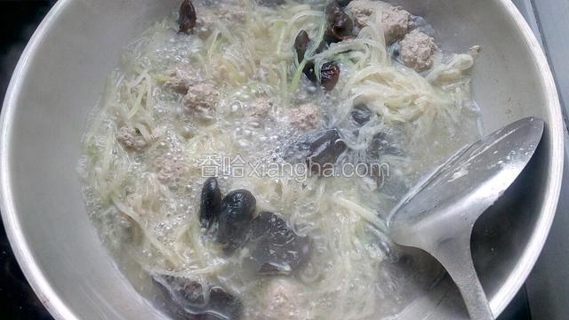 用铲子贴着锅边轻轻搅动，注意不要弄破牛肉丸子。