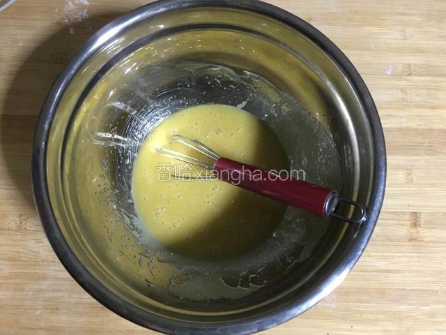 用手动打蛋器搅拌均匀；