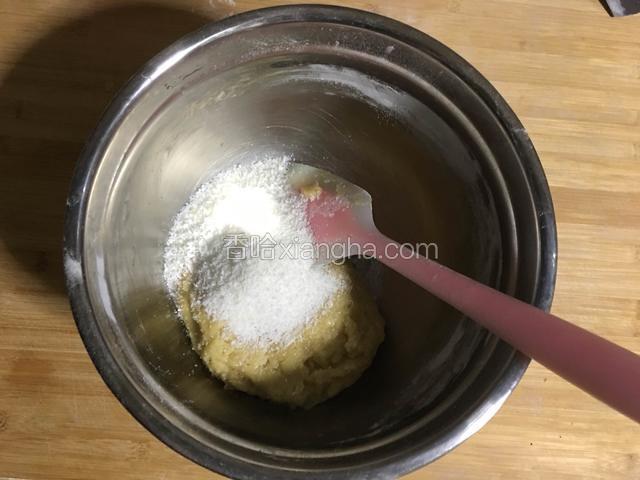 用刮刀搅拌均匀后加入30克椰蓉；