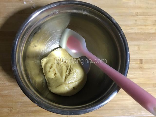 用刮刀和成面团；