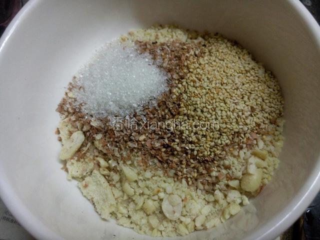 将碗中放入花生碎，芝麻，白糖，搅拌均匀