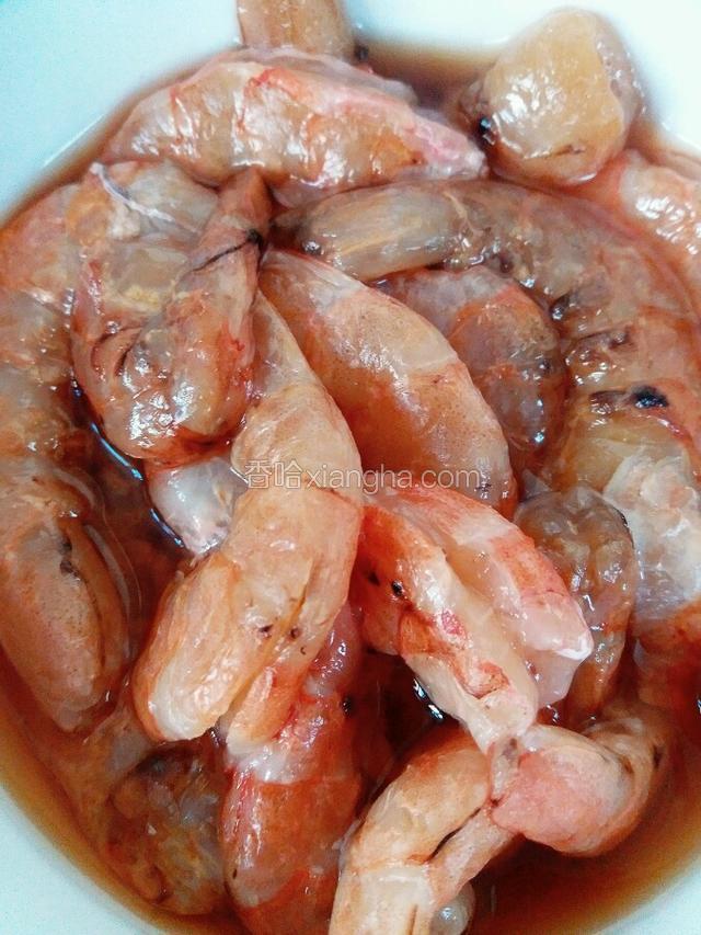 虾仁 放料酒 盐搅匀备用