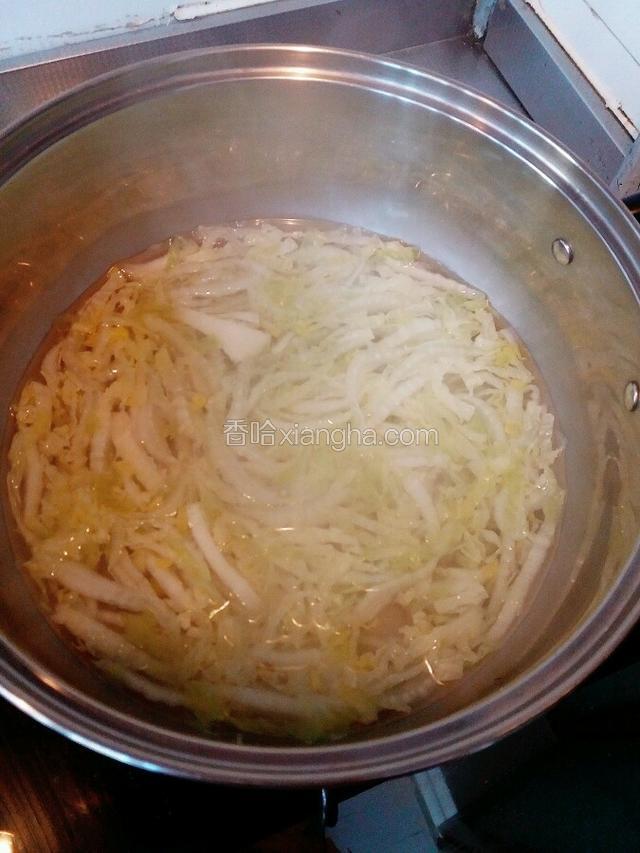 把铺底的青菜焯熟 捞出 放入碗底
