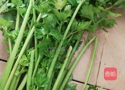 凉拌芹菜的做法图解1