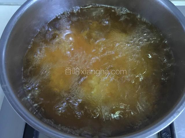 锅中倒入适量的油，烧制6成热（大约160度左右）转小火，放入裹好炸粉的鸡翅。