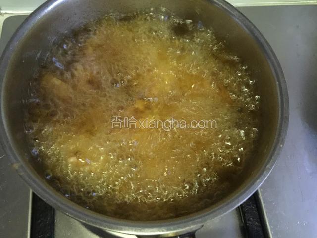把油烧得再热一些把捞出的鸡翅再次放入锅中炸一下捞出。