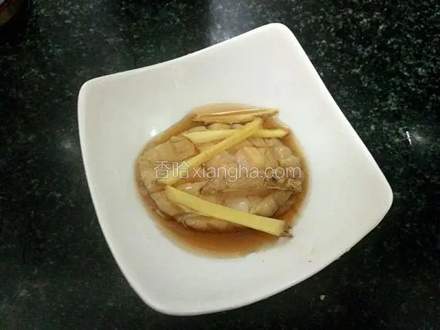 用料酒，盐，姜丝腌制片刻。