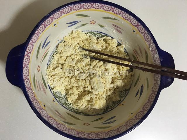 用筷子搅成絮状；