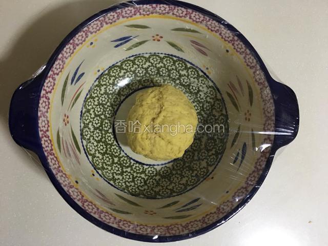 和成面团（不需要出筋），盖上保鲜膜松弛1、2个小时；