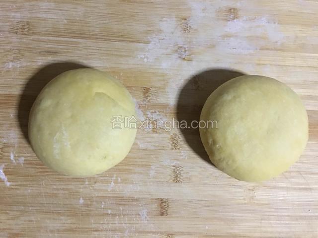 案板上撒上淀粉，分成两份；