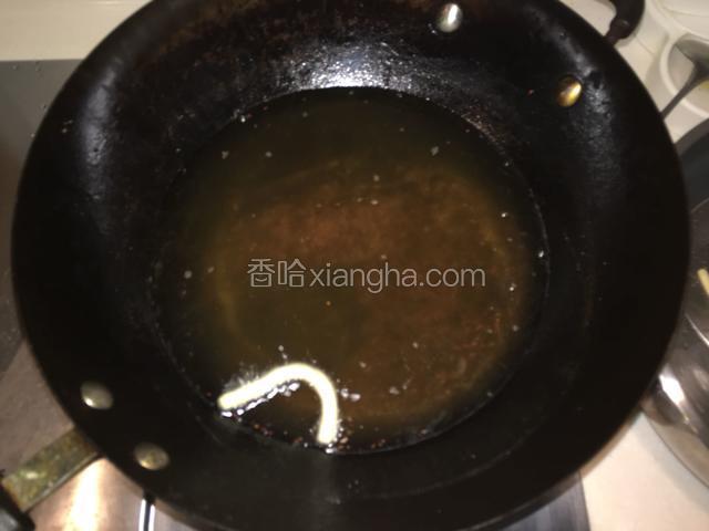 起锅放油中小火加热油温升至180度（或者预放一根漂起来就说明油温合适）；