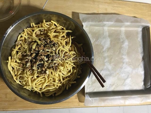 倒入桃仁芝麻混合均匀备用，烤盘上铺好油纸备用；