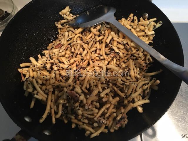快速将混合好的材料倒入糖浆中，用锅铲翻拌均匀；