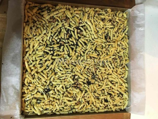 戴上手套压平（或者用抹平器抹平）、压紧实后定型；
