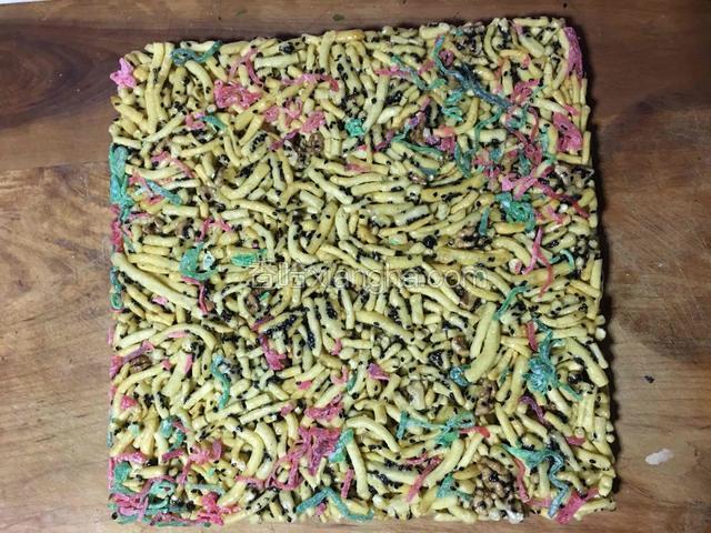 趁着有余温倒出（我烤盘底部撒了少许的青红丝）；