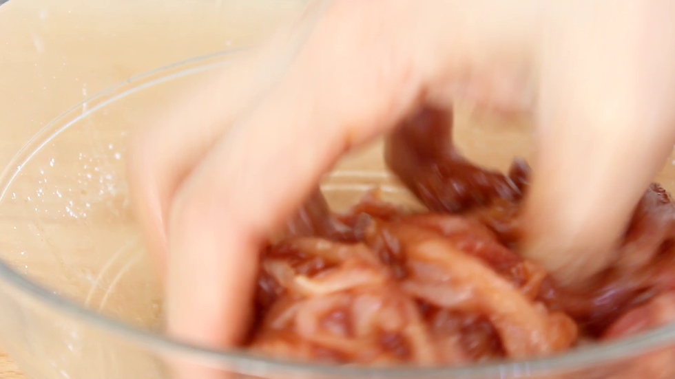 抓拌均匀后腌制15分钟