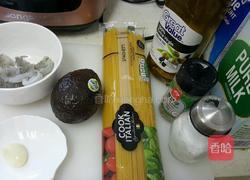 牛油果奶油鲜虾意面的做法图解1