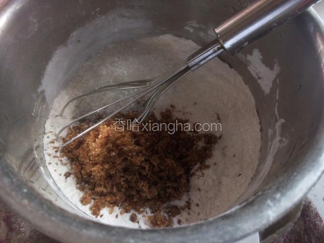 加入红糖到面粉中