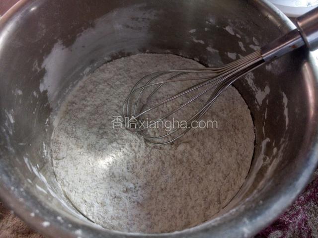 用打蛋器混合均匀
