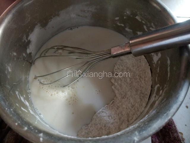 加入牛奶，用打蛋器混合好
