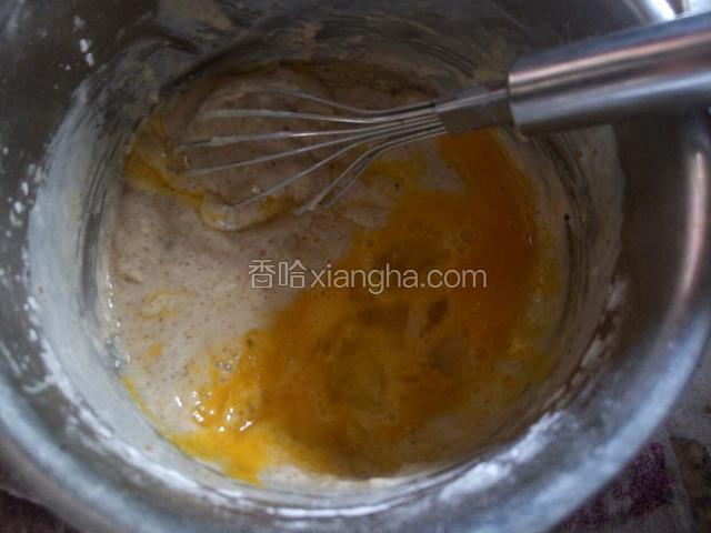 在加入鸡蛋混合